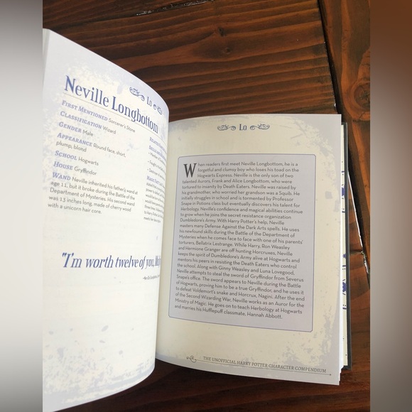 LIKE NEW Harry Potter character compendium book - Picture 4 of 4